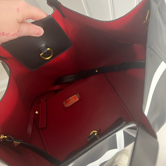 Black and White Tote - Picture 2 of 2